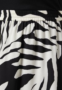 ONLY Carmakoma CARLUX LIFE SKIRT - A-vonalú szoknya - black/white