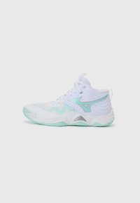 Chaussure de sport blanche avec des accents menthe. Présente une tige texturée, une semelle intermédiaire rembourrée et une semelle extérieure en caoutchouc durable. Lacets et soutien de la cheville inclus.