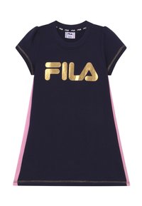 Abito T-shirt in cotone blu navy con maniche corte a sbuffo, caratterizzato da un logo FILA dorato e pannelli laterali rosa. Tessuto morbido, scollo tondo.