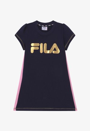 Abito T-shirt in cotone blu navy con maniche corte a sbuffo, caratterizzato da un logo FILA dorato e pannelli laterali rosa. Tessuto morbido, scollo tondo.