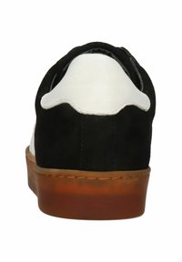 Schwarze Wildledersneaker mit weißen Lederakzenten, runder Form, Gummisohle und genähten tanfarbenen Details, mit einer glatten hinteren Ferse.
