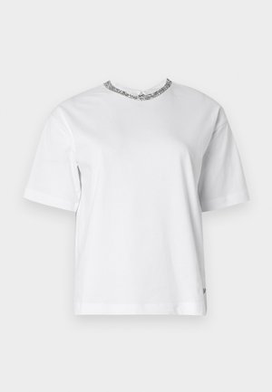 Witte katoenen T-shirt met korte mouwen, ronde halslijn versierd met een zilveren versiering, losse pasvorm, gladde textuur.