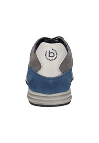 Rückansicht eines blauen und grauen Wildledersneakers mit weißem Fersenteil, das ein kreisförmiges "b"-Logo zeigt, und einer geschichteten weißen Sohle.