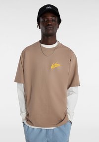 Vans BRUSH SCRIPT LOOSE FIT - Print T-shirt - desert taupe