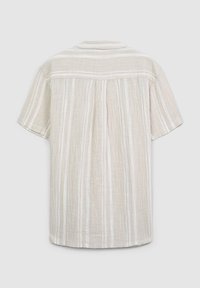 Camicia a maniche corte, di un leggero beige, con righe verticali bianche. Tessuto texturizzato con una vestibilità rilassata e dettagli sul pannello posteriore.