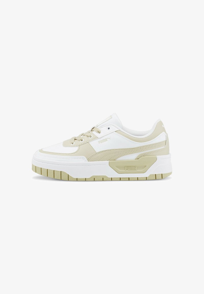 Sneaker bianca e beige con tomaia texturizzata, colletto imbottito e suola spessa con grip decorato. Logo Puma sul lato.