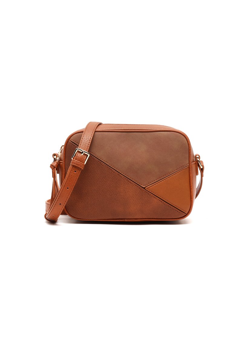 Borsa a tracolla in pelle marrone con design geometrico, caratterizzata da varie texture e tonalità, tracolla regolabile e chiusura con zip.