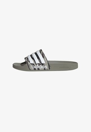 Adidas slides, met een camouflagemotief riem met drie witte strepen en een grijze zool, gemaakt van cloudfoam materiaal voor comfort.
