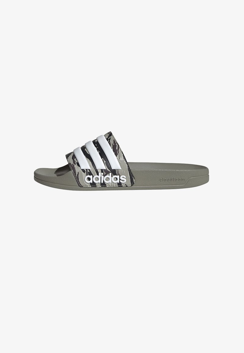 Tongs Adidas, avec une sangle au motif camouflage décorée de trois bandes blanches et une semelle grise, fabriquées en matériau Cloudfoam pour le confort.