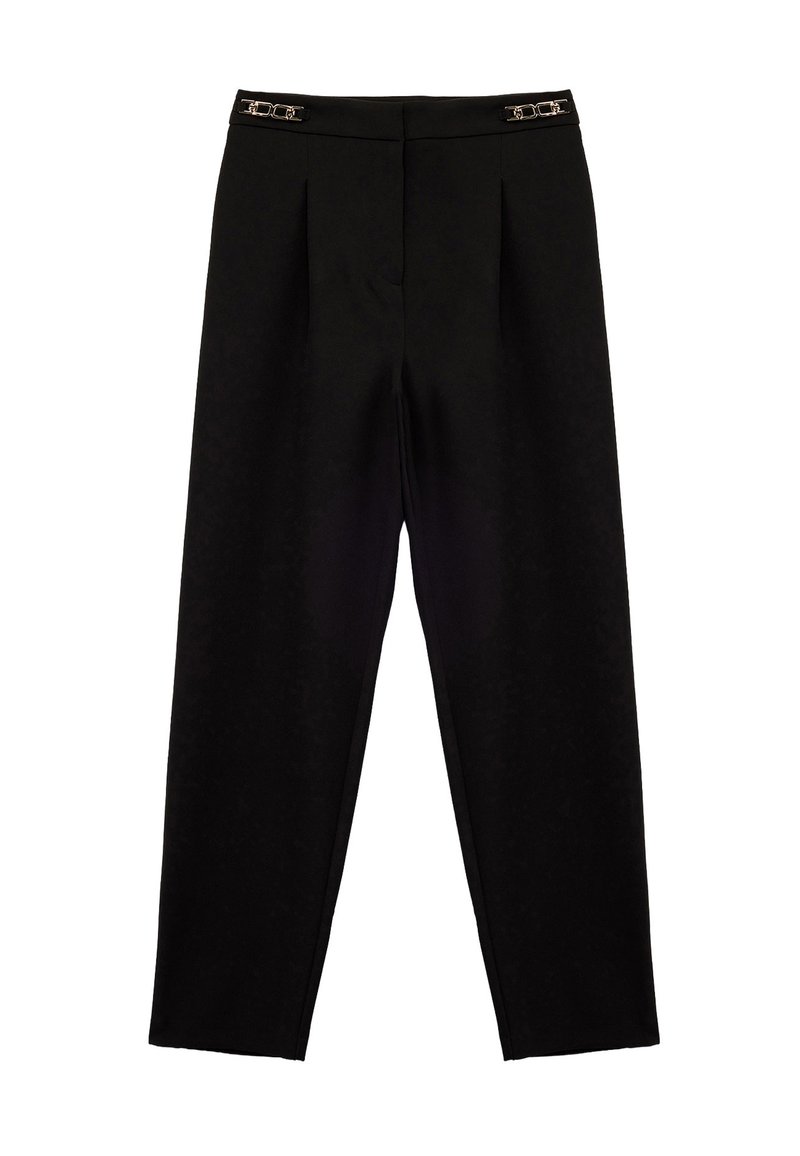 Pantalones negros con un diseño ajustado, que presentan plisados y acentos metálicos en la cintura. Fabricados con una tela suave y una forma estructurada.