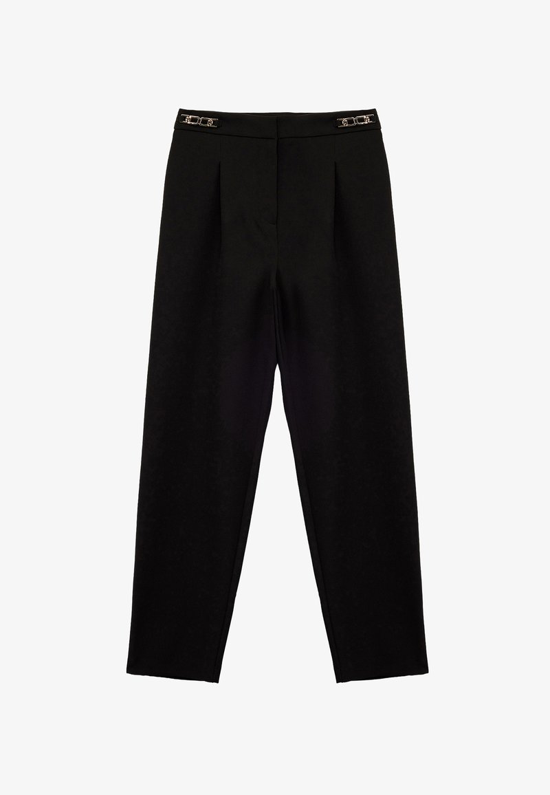 Zwarte broek met een op maat gemaakte ontwerp, met plooien en metalen accenten bij de tailleband. Gemaakt van een gladde stof met een gestructureerde vorm.