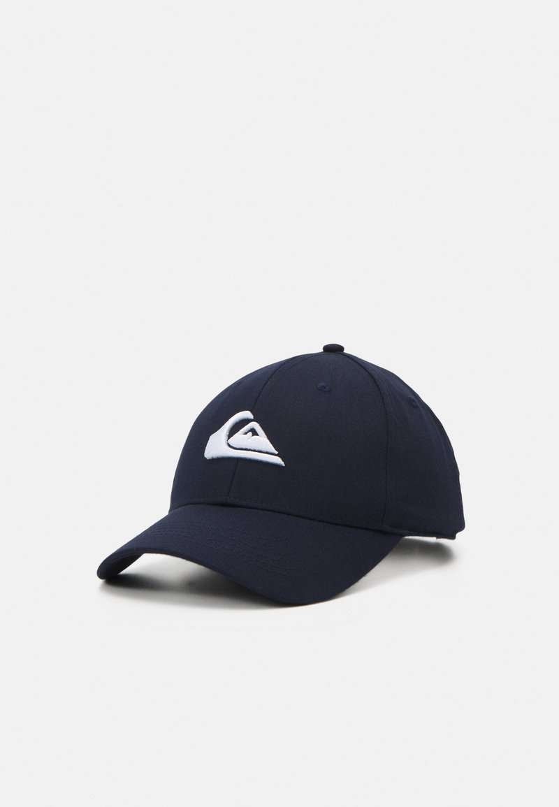Casquette de baseball bleu marine avec visière incurvée et logo vague brodé en blanc sur le panneau avant, sur fond uni.