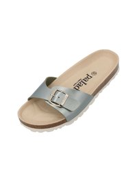 Sandalo scivoloso in pelle opaca azzurro chiaro con una fibbia metallica argento. Cintura beige imbottita e soletta in sughero texturizzata su una suola in gomma bianca.