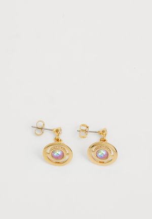 Pendientes colgantes en tono dorado con un diseño circular que presenta una piedra iridiscente central y sutiles acentos de strass a lo largo del borde.