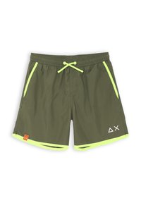 Costumi da bagno verde oliva con fascia elastica in vita, dettagli in giallo fluo su tasche e orlo, dotati di un piccolo logo in basso a sinistra.