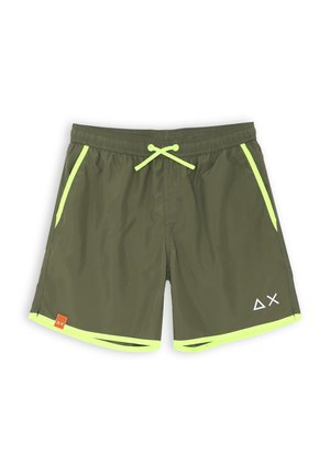 Costumi da bagno verde oliva con fascia elastica in vita, dettagli in giallo fluo su tasche e orlo, dotati di un piccolo logo in basso a sinistra.