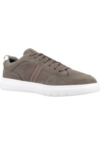 Scarpa sportiva in suede grigio con suola in gomma bianca, punta arrotondata e strisce rosse di accento sui lati. Presenta lacci e un collare imbottito.