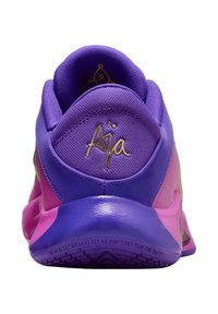 Scarpa sportiva viola e rosa con tomaia in tessuto, tacco arrotondato e scritte dorate. Presenta una suola in gomma con motivi di aderenza.