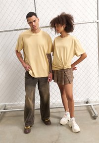 YOURTURN UNISEX BASIC OVERSIZED T-SHIRT - Jednoduché tričko - beige