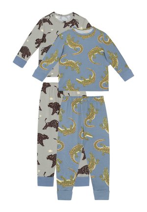 To sæt børnepyjamas med langærmede trøjer og bukser, én blå med grøn alligatorprint og én grå med mørkebrunt bison- og stjerneprint.