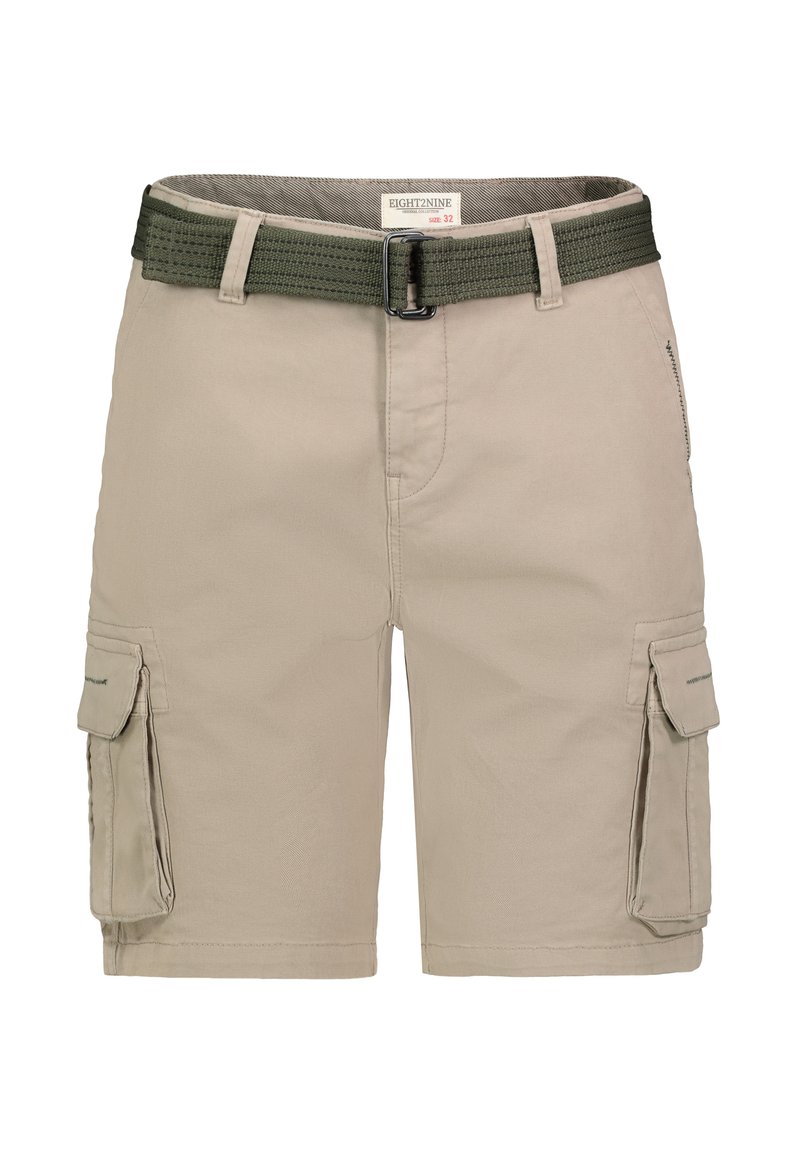 Beige Cargo-Shorts aus strapazierfähigem Material mit zwei Seitentaschen und einem grünen gewebten Gürtel. Verfügt über ein Etikett mit der Marke "EIGHT2NINE" und Größe 32.