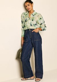 Next THROUGH WITH HARDWEAR - REGULAR FIT - Skjortebluser - ecru floral