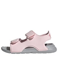 Sandalo sintetico rosa chiaro con cinturini in velcro, design a intagli, soletta testurizzata e suola in gomma grigia inclinata per comfort e supporto.