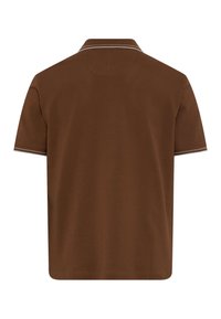 Polo shirt marrone con maniche corte, colletto classico e strisce bianche di accento sul colletto e sulle maniche. Tessuto con texture liscia.
