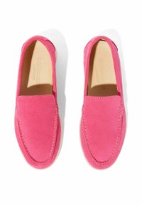 Scarpe slip-on in suede fucsia con punta arrotondata, suola bianca a contrasto e dettagli di cucitura minima lungo i bordi.