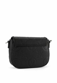 Zwarte leren crossbodytas met geperste bloem- en logopatronen, overslagklep en zilverkleurige metalen details. Compacte, gestructureerde vorm.