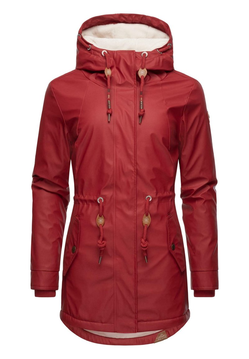 Giacca impermeabile rossa con cappuccio foderato in pile, cordini regolabili, tasche laterali e un orlo più lungo per una maggiore copertura.