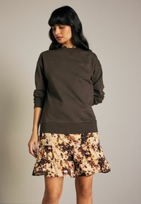 Next PRINTED LAYERED - Rochie de zi - chocolate brown swirl