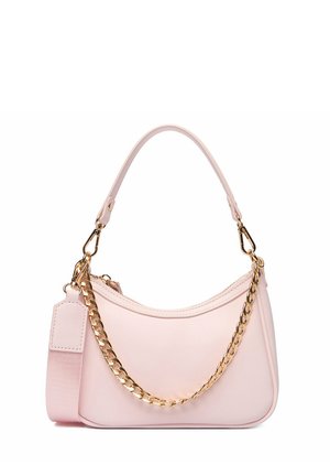 Bolso de mano rosa claro con un adorno de cadena dorada, asa corta y una correa ancha de tela desmontable sobre un fondo blanco.
