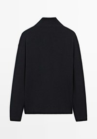 Mustapaitainen pitsineule pitkähihaisen villapaidan, jossa on korkea kaulus ja teksturoitu yksityiskohtia harteilla ja ylähihoissa, asetettuna litteäksi valkoiselle taustalle.