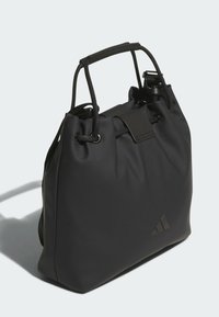 Czarna torba typu tote z miękkiej powłoki, z zamknięciem na sznurek u góry, wyposażona w dwa uchwyty i wytłoczonym logo na jednej stronie. Gładka tekstura.