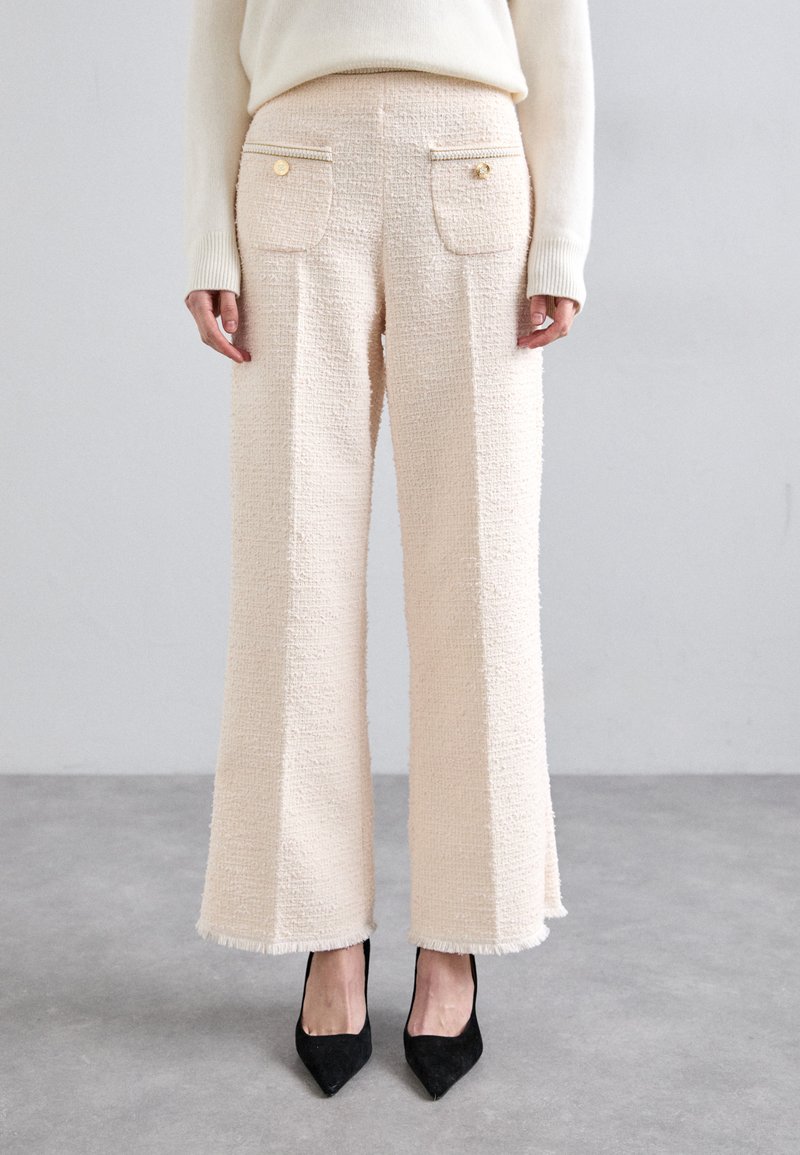 sandro PANTALON - Stoffhose - ecru/rose