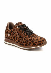 Zapatillas de leopardo con parte superior de ante marrón, cordones negros y detalle de cremallera lateral. Suela acolchada con un mediopie blanco y suela de goma.