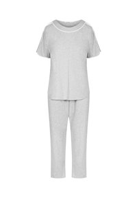 Lichtgrijze loungewearset bestaande uit twee delen met korte mouwen, ronde halslijn en ontspannen pasvorm in de broek, tegen een witte achtergrond.