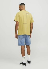 R.D.D. ROYAL DENIM DIVISION - RUNDHALS - Triko s potiskem - antique gold Miniatura obrázku 1