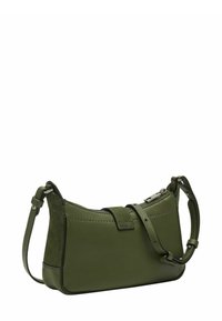Borsa a spalla in pelle e suede verde con chiusura a zip, tracolla regolabile e dettagli cuciti; forma compatta e curvata.
