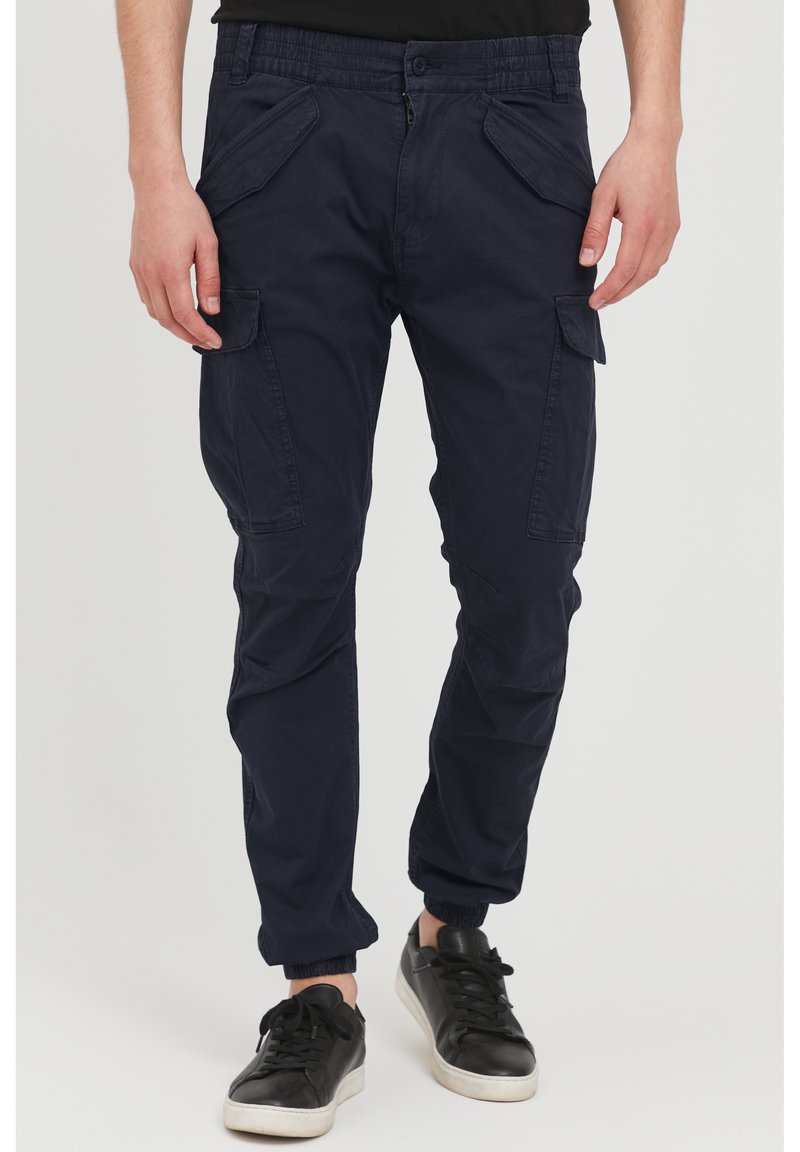 Pantalons cargo bleu marine avec ceinture élastique, jambes fuselées, plusieurs poches et poignets côtelés. Fabriqués en tissu léger.