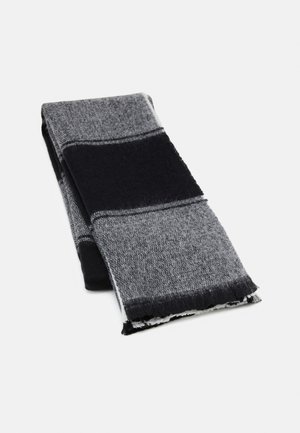 Écharpe en laine pliée avec de larges rayures horizontales noires et grises et des bords à franges sur fond blanc.