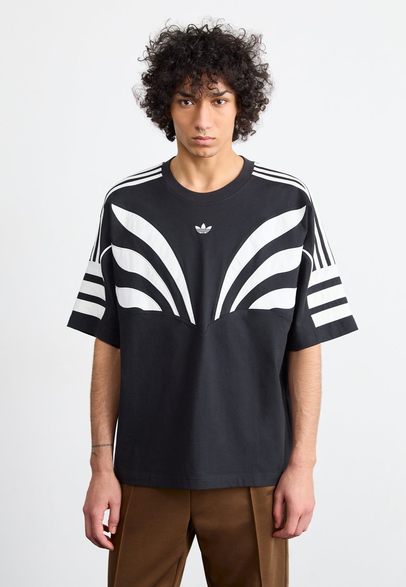 Μαύρο βαμβακερό t-shirt με λευκά καμπυλωτά σχέδια στο στήθος, τρεις λευκές ρίγες σε κάθε μανίκι και ένα μικρό λογότυπο κεντραρισμένο από πάνω.