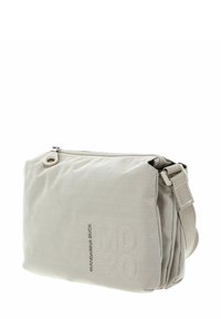 Graue Nylon-Tasche mit strukturierter Oberfläche, ausgestattet mit Reißverschluss, verstellbarem Riemen und Markenlogo-Detail auf der Vorderseite.