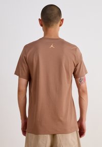Jordan CREW - Apdrukāts T-krekls - archaeo brown/orange chalk/orange chalk