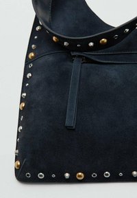 Czarna torebka zamszowa z szerokim paskiem, zdobiona metalowymi ćwiekami w kolorach złotym, srebrnym i brązowym na krawędziach oraz centralnym suwakiem.