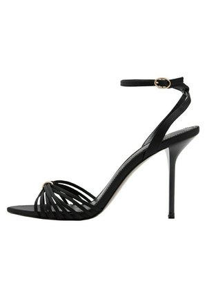 Zwarte sandaal met hoge hak en smalle bandjes, een dunne enkelband met gouden gesp, een puntige stilettohak en een open teenontwerp.