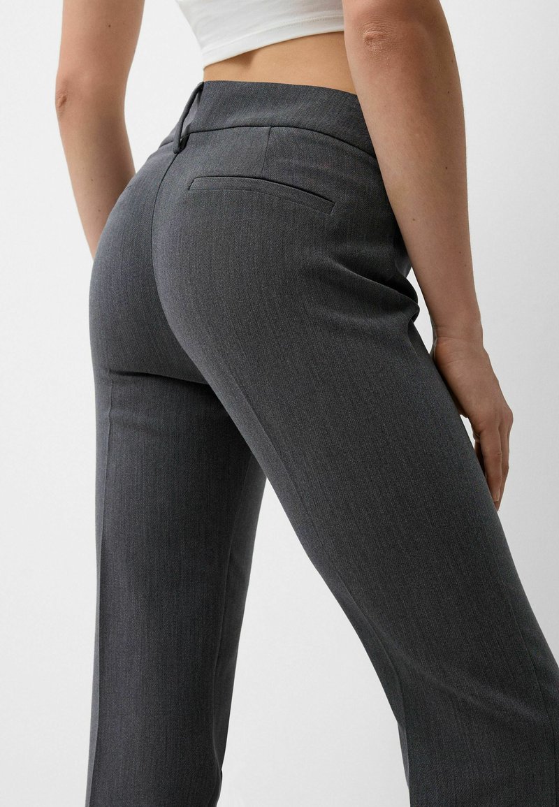 Pantaloni grigi su misura con una texture sottile, dotati di una tasca posteriore singola, design a gamba dritta e vita di altezza media.