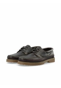 Chaussures de bateau en cuir marron avec un dessus texturé, des coutures contrastées et une semelle en caoutchouc dotée de crampons pour l'adhérence. Lacets et œillets en métal inclus.