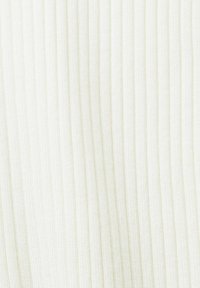 Ljus krämfärgad tyg med vertikalt ribbat mönster, som har tunna, subtila ränder. Mjuk textur med en slät finish.